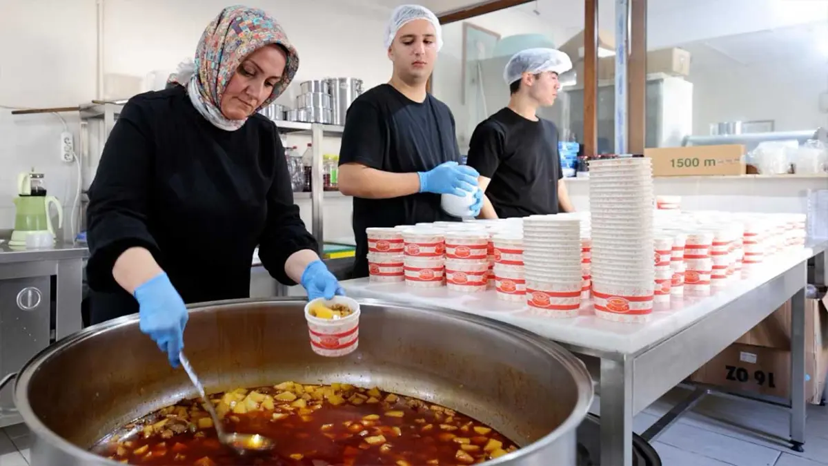 Seferihisar’da dayanışma sofraları kuruluyor haberinin görseli