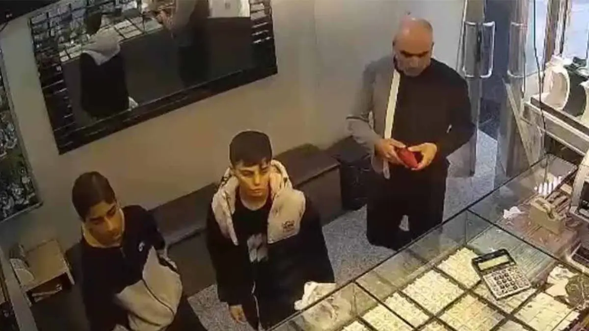 Bağcılar'da 2 çocuk yolda buldukları 1,3 milyonluk altını teslim etti haberinin görseli