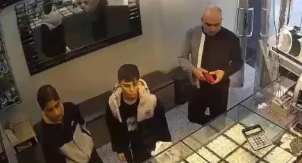 Bağcılar'da 2 çocuk yolda buldukları 1,3 milyonluk altını teslim etti