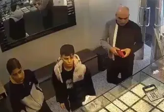 Bağcılar'da 2 çocuk yolda buldukları 1,3 milyonluk altını teslim etti