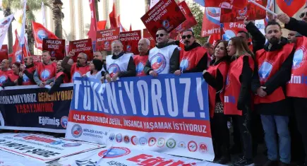 İzmir’de kamu emekçileri iş bıraktı