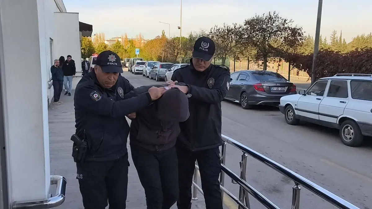 Kadın motosiklet sürücüsü ile otobüs şoförü arasında kavga: 1 gözaltı haberinin görseli