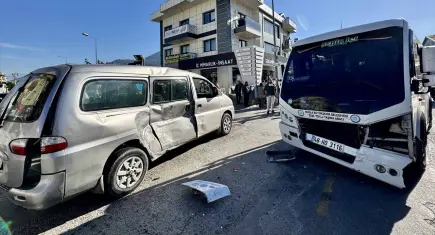 Muğla’da kaza: Minibüs ile kamyonet çarpıştı, 13 kişi yaralandı