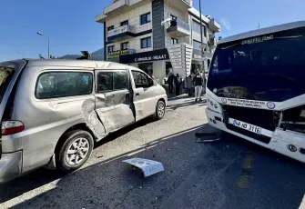 Muğla’da kaza: Minibüs ile kamyonet çarpıştı, 13 kişi yaralandı