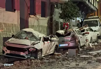 Zeytinburnu'nda 4 katlı binadan düşen parçalar araçları hurdaya çevirdi