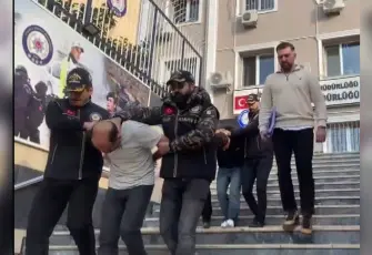 Arnavutköy’de ev baskını: Ziynet ve para gasp eden 2 zanlı tutuklandı