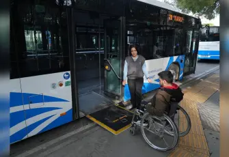 Başkan Tugay’ın Engelliler Günü’nde duyurduğu Duraktayım müjdesi hayata geçti