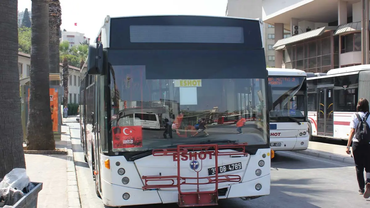 Bina yıkımı ESHOT’u yolundan etti haberinin görseli