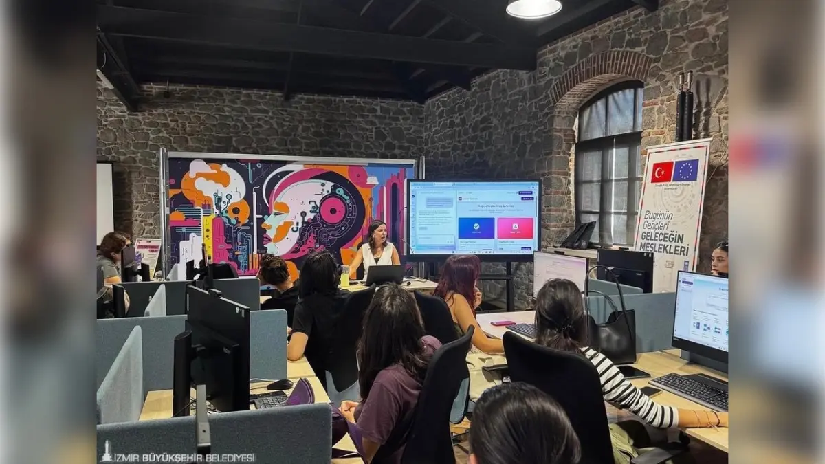 İzmir Büyükşehir Belediyesi gençleri dijital geleceğe hazırlıyor haberinin görseli