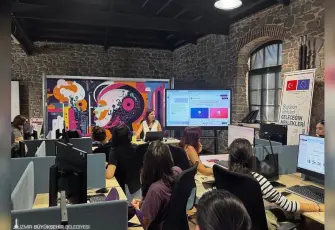 İzmir Büyükşehir Belediyesi gençleri dijital geleceğe hazırlıyor