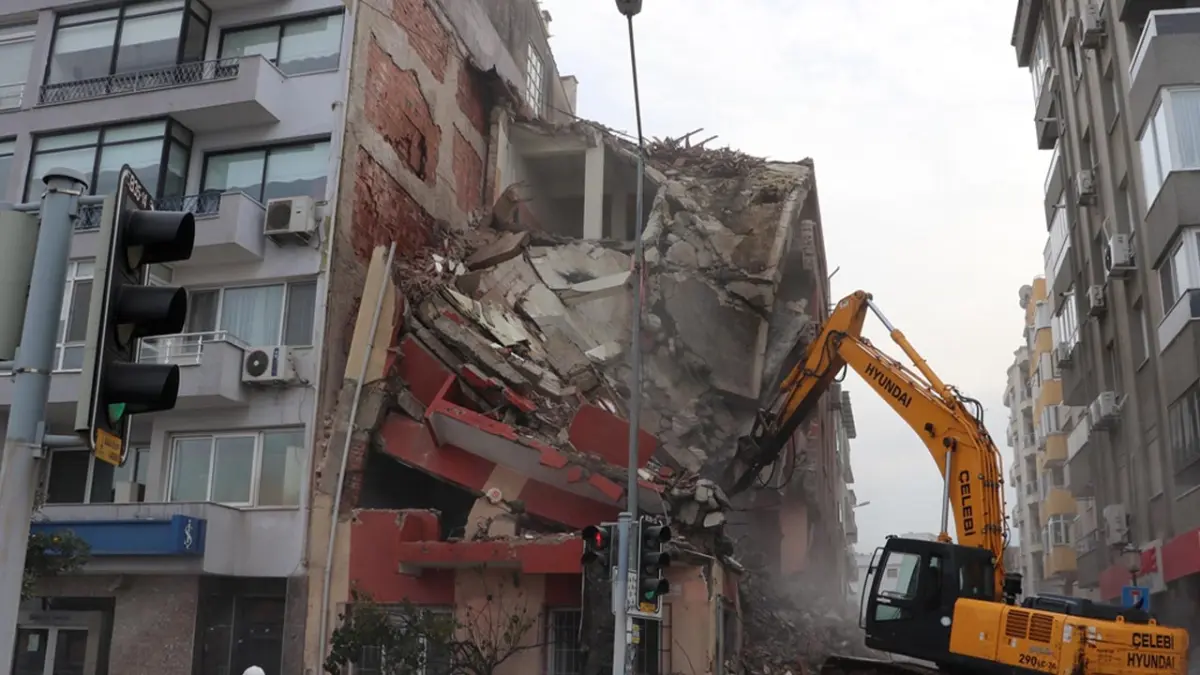İzmir haber: Bina yıkımı sırasında bitişik apartmanda hasar meydana geldi haberinin görseli