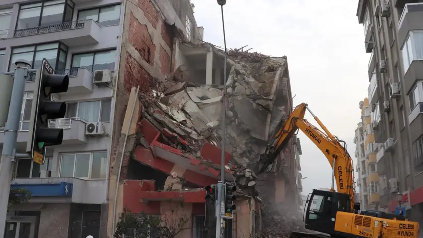 İzmir haber: Bina yıkımı sırasında bitişik apartmanda hasar meydana geldi
