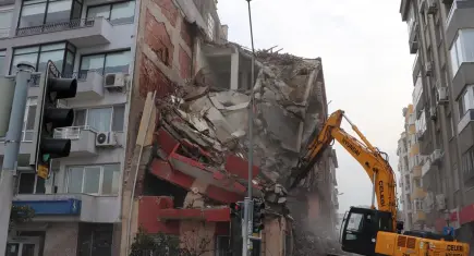İzmir haber: Bina yıkımı sırasında bitişik apartmanda hasar meydana geldi