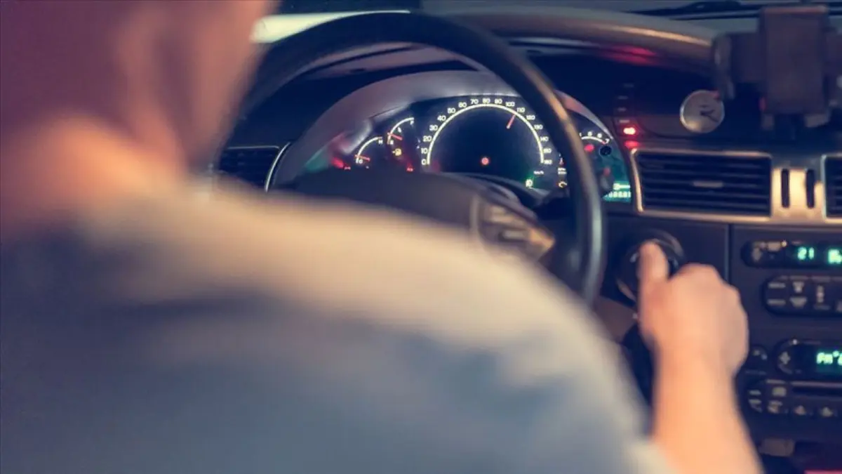 İzmir haber: Kaldırımı kullanıp şerit değiştiren sürücüye ceza haberinin görseli