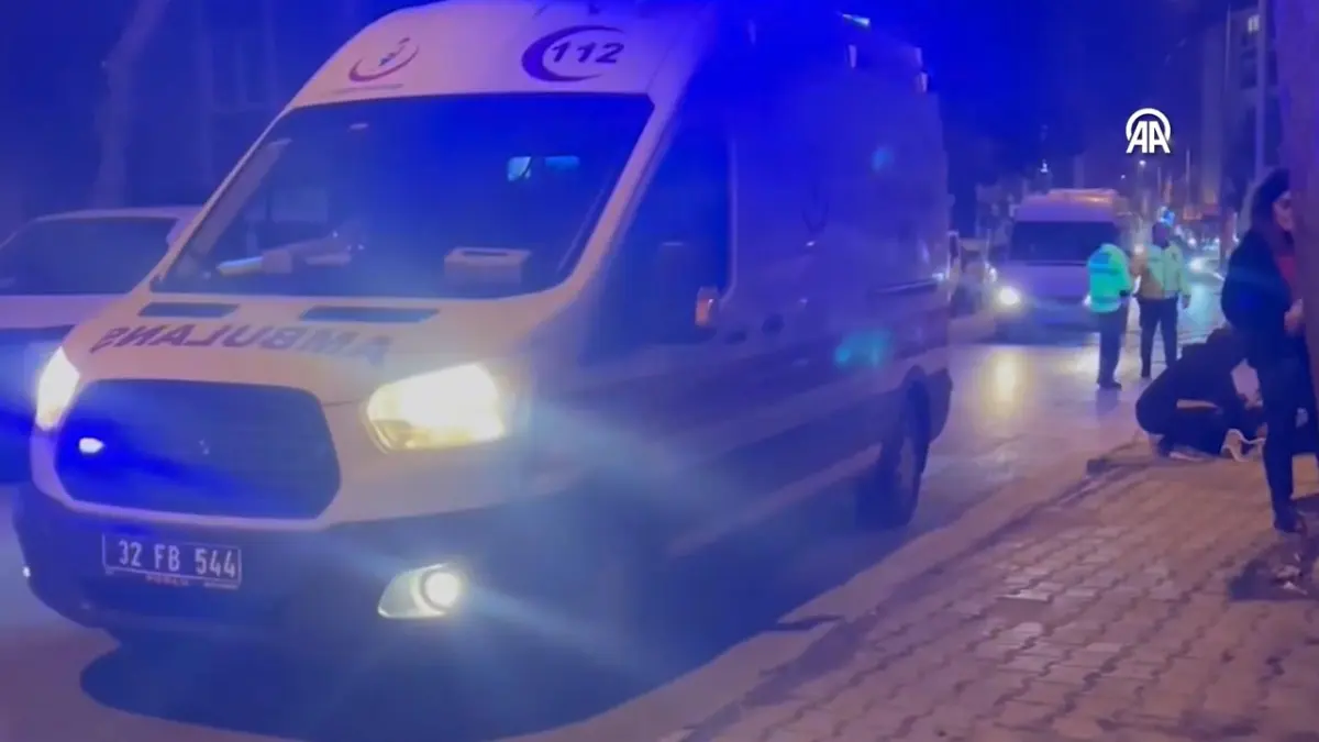 Trafikte yol verme kavgası: Polis memuru araçla sürüklendi! haberinin görseli