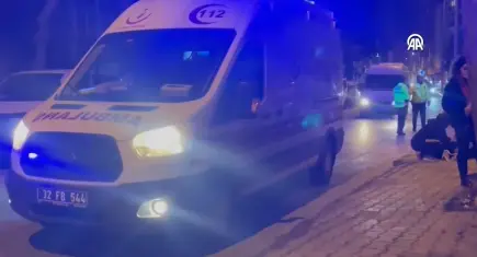 Trafikte yol verme kavgası: Polis memuru araçla sürüklendi!