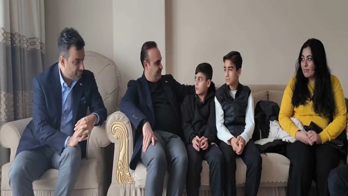 Bakan Kacır'dan İstanbul'da buldukları altını sahibine teslim eden çocuklara ziyaret haberinin görseli