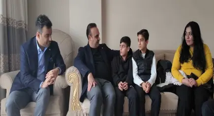 Bakan Kacır'dan İstanbul'da buldukları altını sahibine teslim eden çocuklara ziyaret