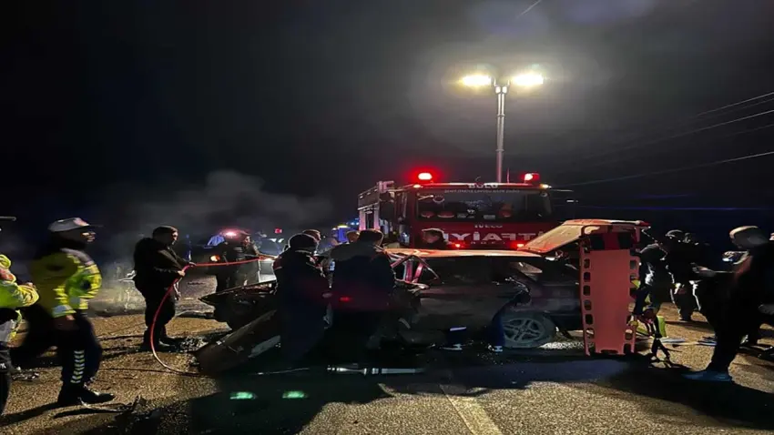 İki otomobil kafa kafaya çarpıştı :6 yaralı haberinin görseli