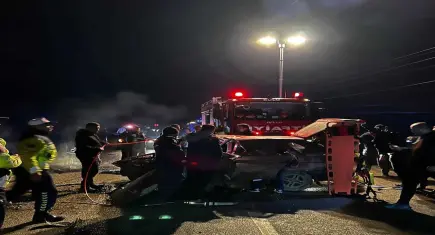 İki otomobil kafa kafaya çarpıştı :6 yaralı