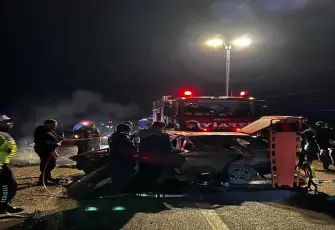 İki otomobil kafa kafaya çarpıştı :6 yaralı