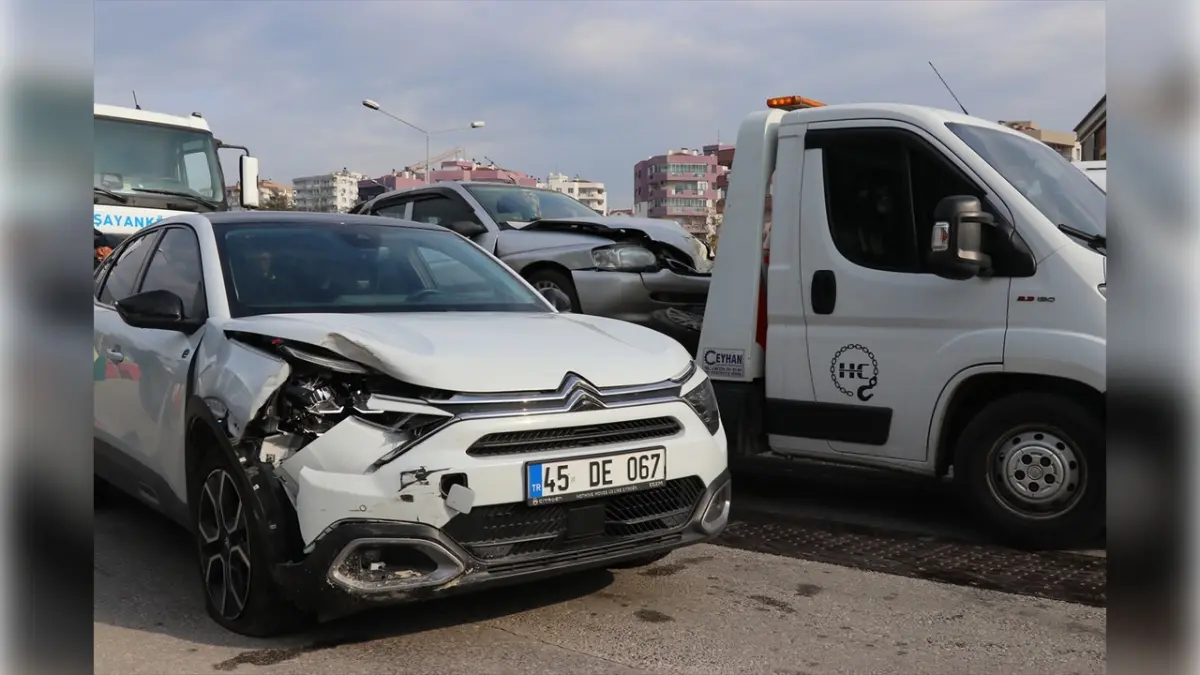 İzmir haber: Zincirleme kazada 5 araçta hasar oluştu haberinin görseli