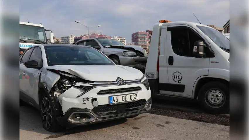 İzmir haber: Zincirleme kazada 5 araçta hasar oluştu