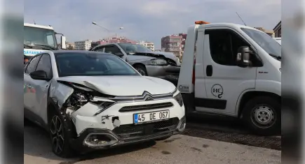 İzmir haber: Zincirleme kazada 5 araçta hasar oluştu