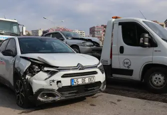 İzmir haber: Zincirleme kazada 5 araçta hasar oluştu