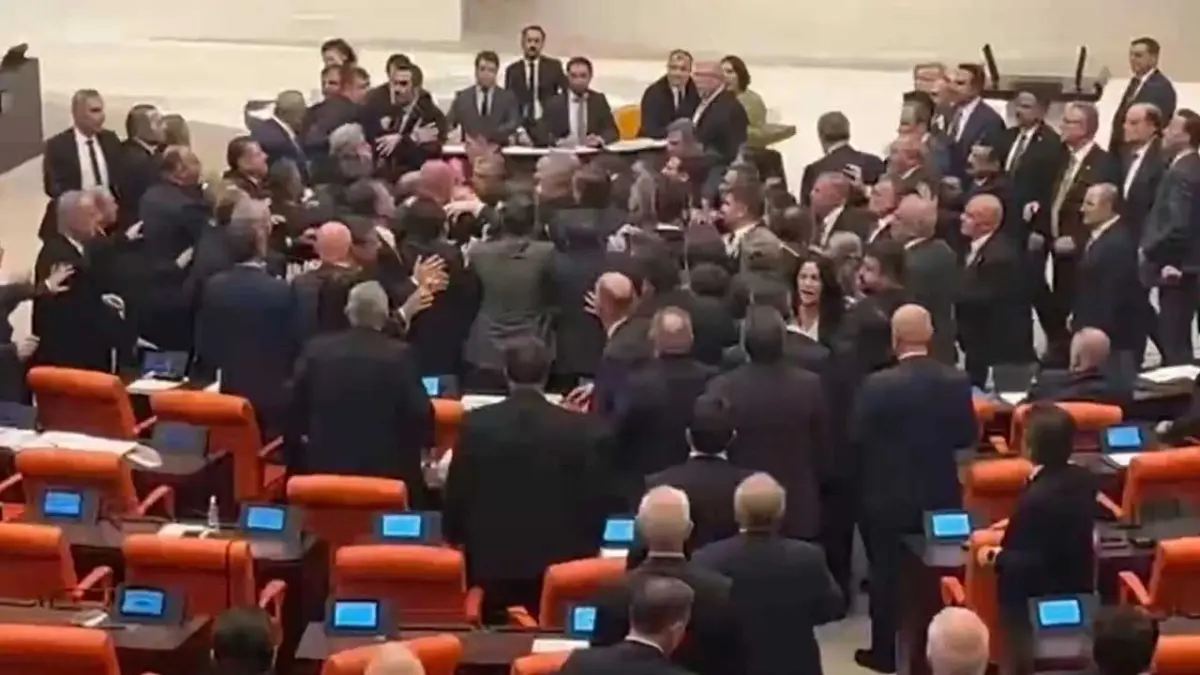 TBMM'de ortalık karıştı: AK Parti ve CHP Milletvekilleri arasında kavga haberinin görseli