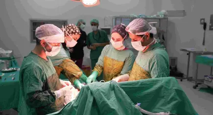 70 yaşındaki kadının karnından 2,2 kiloluk tümör çıkarıldı