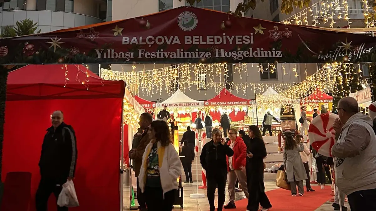 Balçova Yeni Yıl Festivali esnafa can suyu oldu haberinin görseli