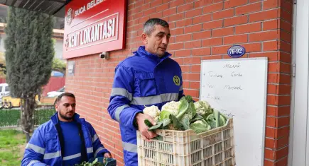 Buca’da topraktan sofraya dayanışma: Kent Lokantaları kendi mahsulüyle buluştu