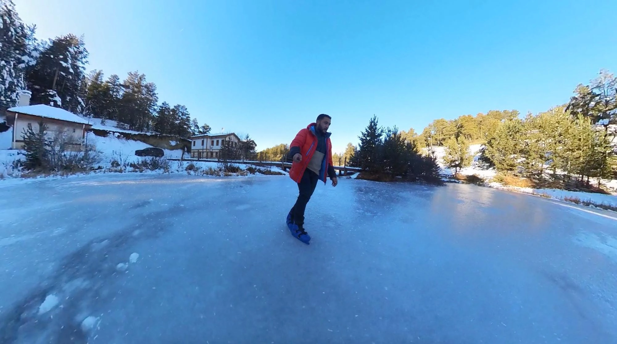Buz tutan gölde patenle kaydı başlıklı video haberin görseli