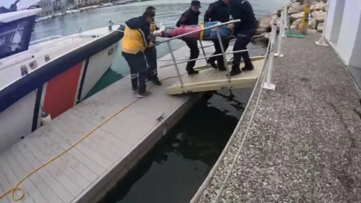  Foça'da kayalıklardan düşen yaralı için Sahil Güvenlik seferber oldu haberinin görseli