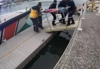  Foça'da kayalıklardan düşen yaralı için Sahil Güvenlik seferber oldu