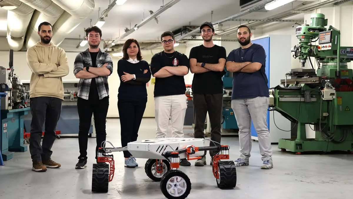İEÜ’lü mühendis adayları özel robot geliştirdi haberinin görseli
