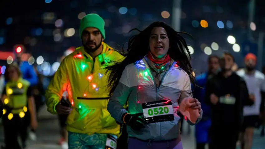 İzmir’de en uzun gece ışıklarla koşuldu