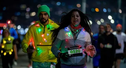 İzmir’de en uzun gece ışıklarla koşuldu