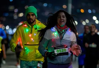 İzmir’de en uzun gece ışıklarla koşuldu