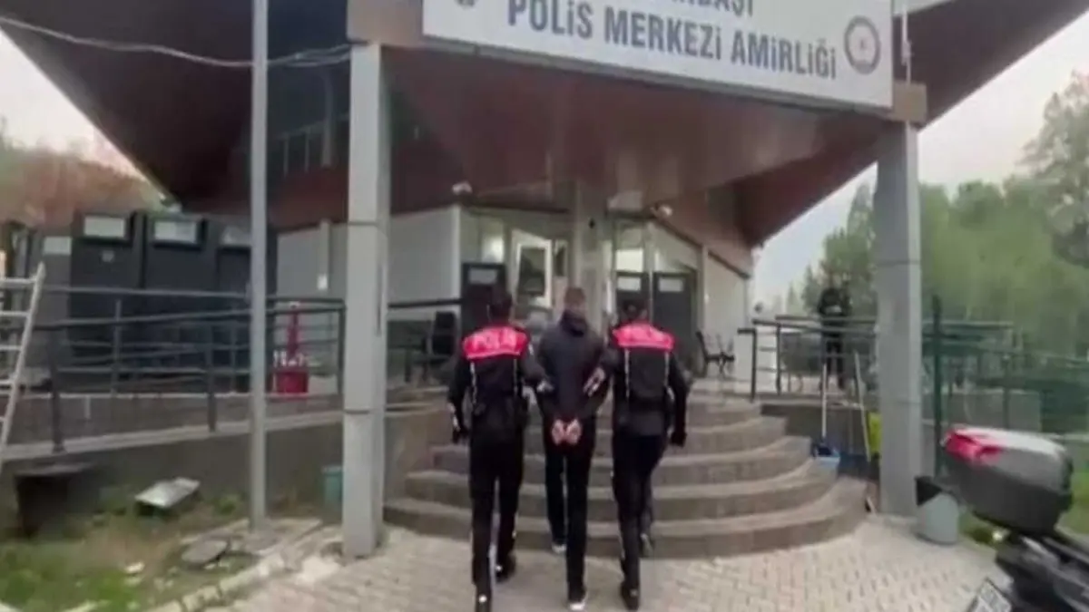 İzmir’de yunus ekiplerinden kaçış yok: 15 yıl cezası bulunan firari yakalandı! haberinin görseli