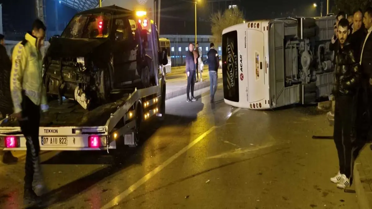 Otomobil ile çarpışan servis midibüsü devrildi; 13 yaralı haberinin görseli