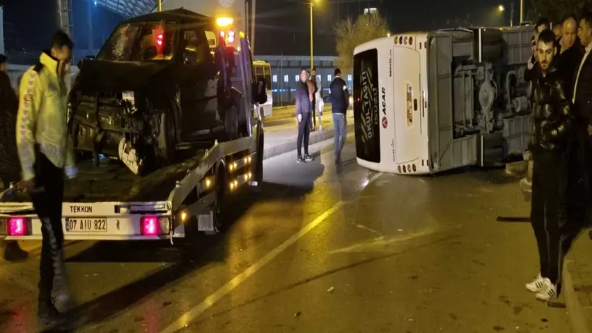 Otomobil ile çarpışan servis midibüsü devrildi; 13 yaralı haberinin görseli