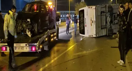 Otomobil ile çarpışan servis midibüsü devrildi; 13 yaralı