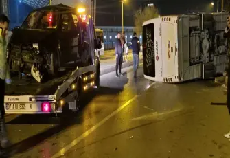 Otomobil ile çarpışan servis midibüsü devrildi; 13 yaralı