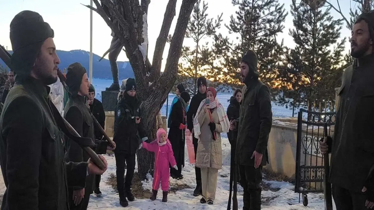 Sarıkamış şehitleri için sıfırın altında 10 derecede saygı nöbeti haberinin görseli