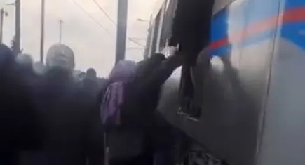 Topkapı'da tramvay raydan çıktı