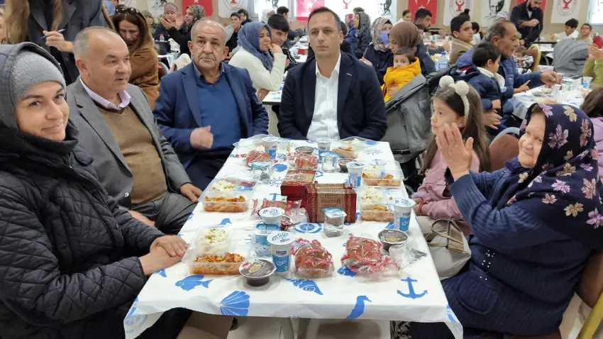 Başkan Eşki, Bornovalılarla yılbaşı sofrasında buluştu