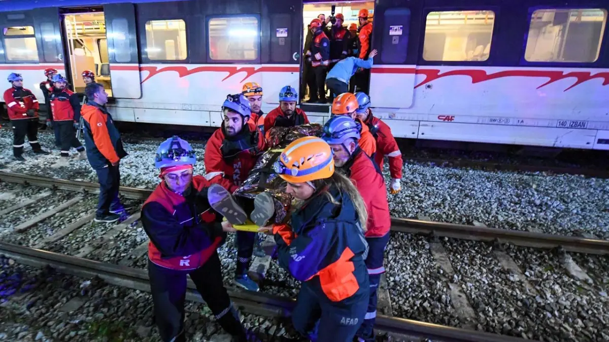 İZBAN İstasyonu’ndaki deprem ve kaza tatbikatı gerçeğini aratmadı haberinin görseli