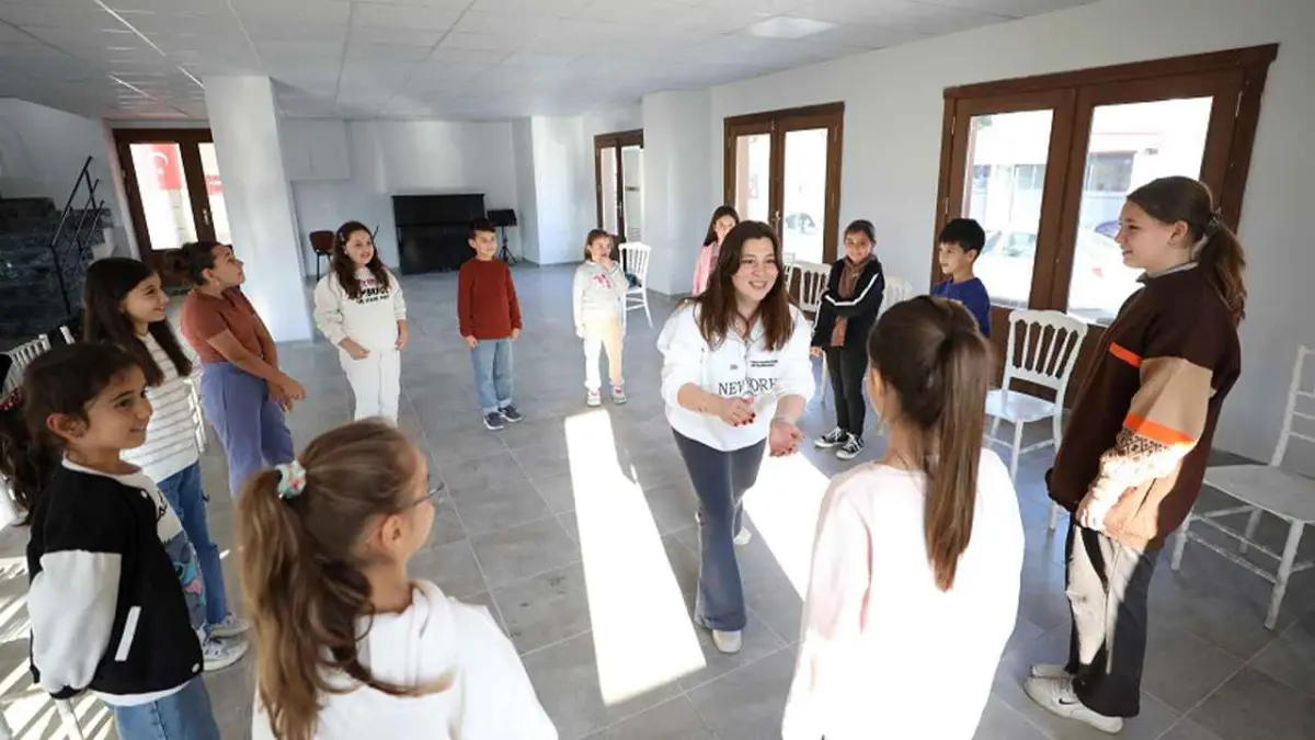 Menderes’te çocuklara tiyatro sevgisi aşılanıyor haberinin görseli